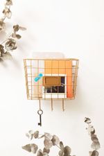 Organizador-de-Parede-Grid-Dourado